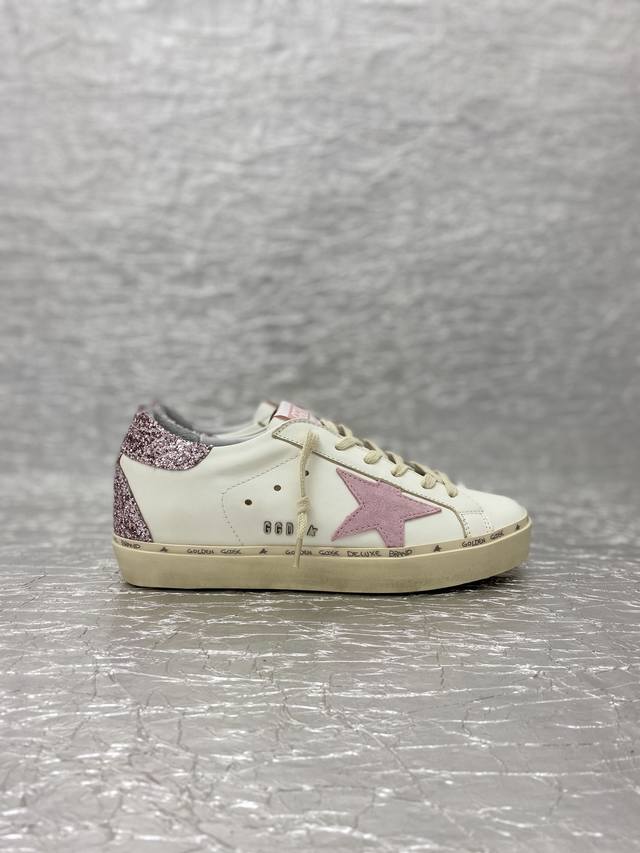 Golden Goose 顶级版小脏鞋厚底系列 购买专柜最新原版拆解，1:1复刻打造 老工匠纯手工制作，独特磨破做旧风格，就连鞋底也是不羁的脏，明星红人博主私搭