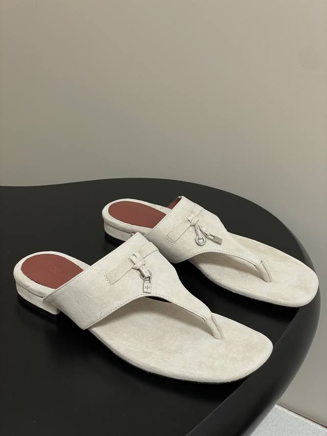 Loro Piana 诺悠翩雅 Lp 老钱风夹脚平底拖鞋五金吊坠人字凉拖鞋锁扣流苏绒面人字拖鞋 这款绒面革凉拖鞋搭配饰有Loro Piana My Charms