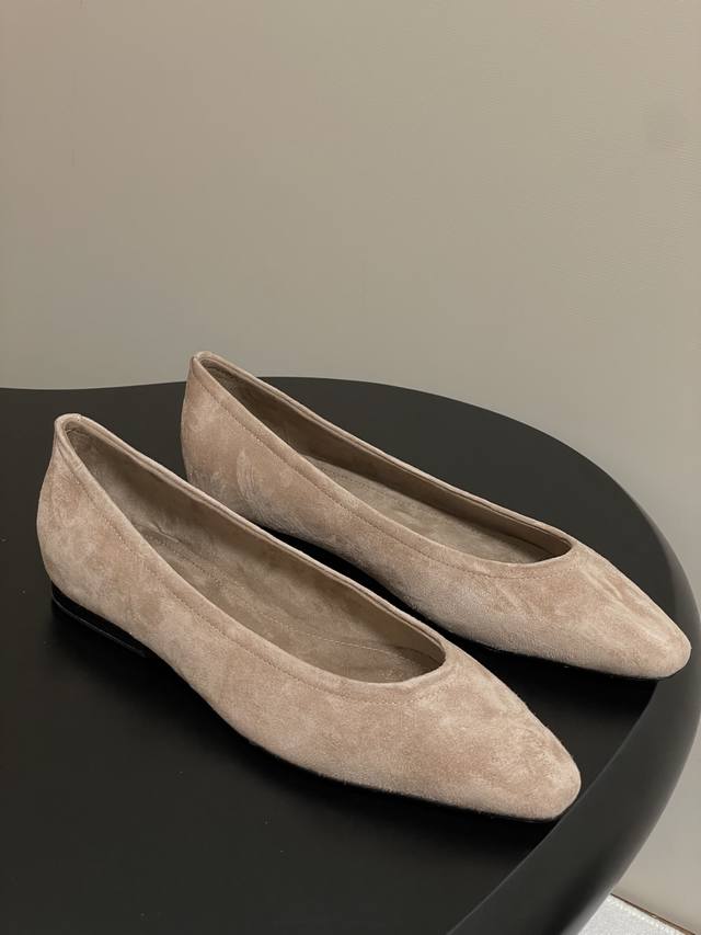 Loro Piana 诺悠翩雅 Lp70S春夏新款 Primula 平底芭蕾舞鞋麂皮老钱风复古单鞋 这款精致的平底芭蕾舞鞋是精致都市风格的缩影。半Sacchet