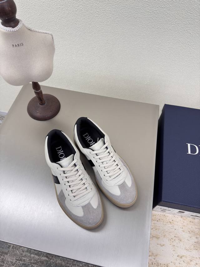 Dior 男女款 德训鞋 原版一致 灰色 男款10 质感满满 小牛皮搭配牛反绒皮 鞋型升级到极致脚感 超级美 今年必不可少的时尚单品 D-Doll系列经典珍珠配