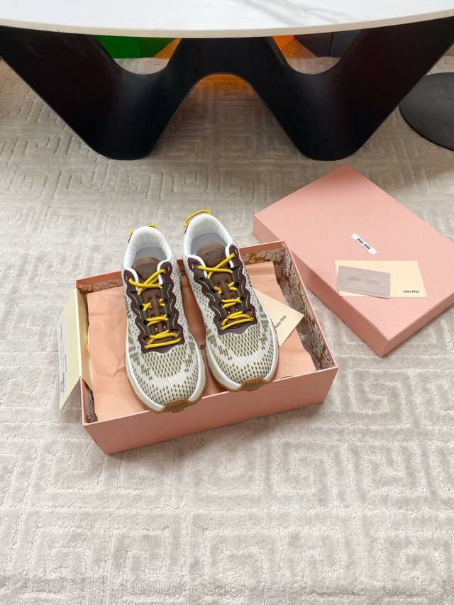 出厂 扣子20 Miumiu缪缪25最新款美式老爹鞋 运动鞋 ~ 颜值担当火爆款运动鞋 不得不入的一款～时尚，高级 随意搭配上脚非常舒适，年度必入款 最新走秀款