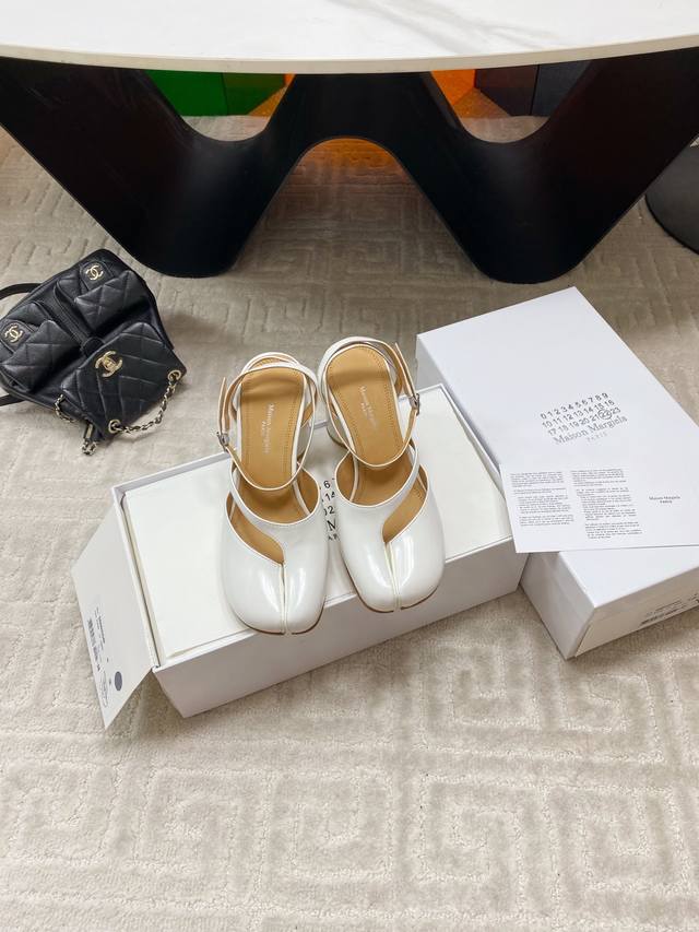 出厂 Maisonmargiel* 马吉拉分指高跟单鞋 刻着“时髦”两字的猪蹄分趾鞋 这次在原来的基础上又做了升级 分趾开衩位置真的是考究工艺的细节点 花费了超