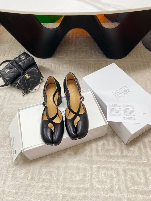 出厂 Maisonmargiel* 马吉拉分指交叉带高跟单鞋 刻着“时髦”两字的猪蹄分趾鞋 这次在原来的基础上又做了升级 分趾开衩位置真的是考究工艺的细节点 花