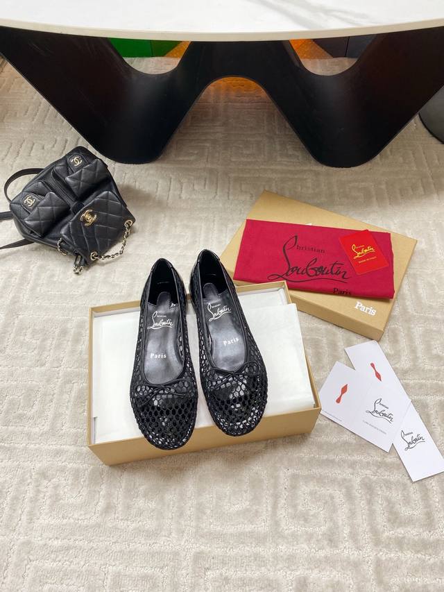 出厂 Christian Louboutin 春夏新款红底鞋 姐妹们这次分享的是他家好穿的系列 2025 春夏新款红底鞋实物美到炸裂头 本季设计大胆又性感．上脚