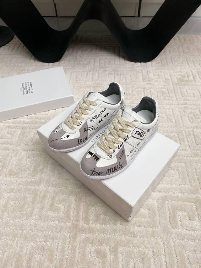 出厂涂鸦 男码+10 Maison Margiela，Mm6马吉拉经典德训鞋 马吉拉最最舒服的德训鞋子了！复古感满满！随便穿搭就可以很高级！鞋子很轻便！穿起来上