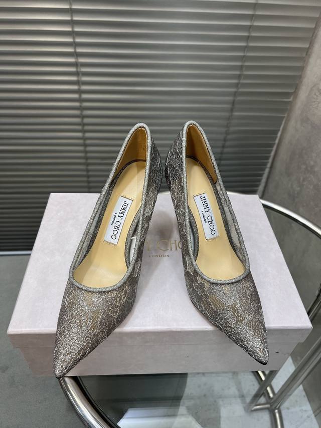 出厂 顶级版本 Jimmy Choo｜周仰杰新款尖头高跟鞋单鞋 Jc家永恒经典之作 简约设计 满满的少女风 既摩登又复古的味道 非常的简连衣裙还是牛仔裤 它都能