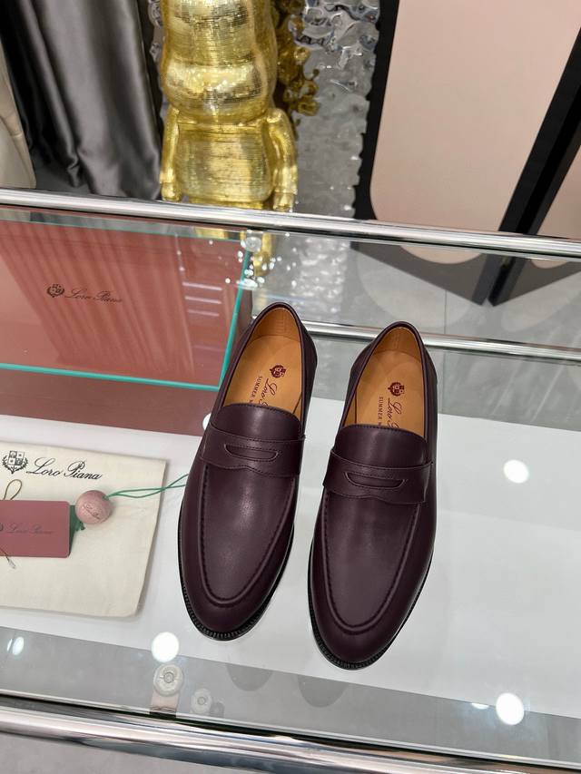 出 、Loro Piana Lp 最新Sergio系列 乐福鞋小皮鞋 上脚一走就会被彻底沦陷，极简的设计吸睛耐看，穿搭加分项呀 软乎乎的脚感质感出众，不会磨脚就