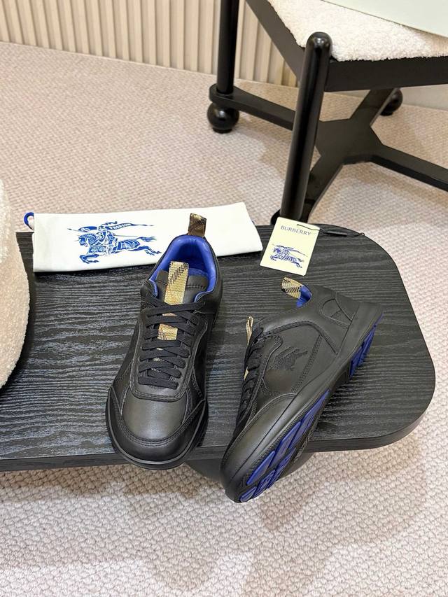 出 男款、Burberry巴宝莉25新款休闲爆款运动鞋，首次亮相于品牌 2025 夏季时装秀。选用意大利精制皮革面料打造，融入同色系缉明线细节，灵感源自运动风设