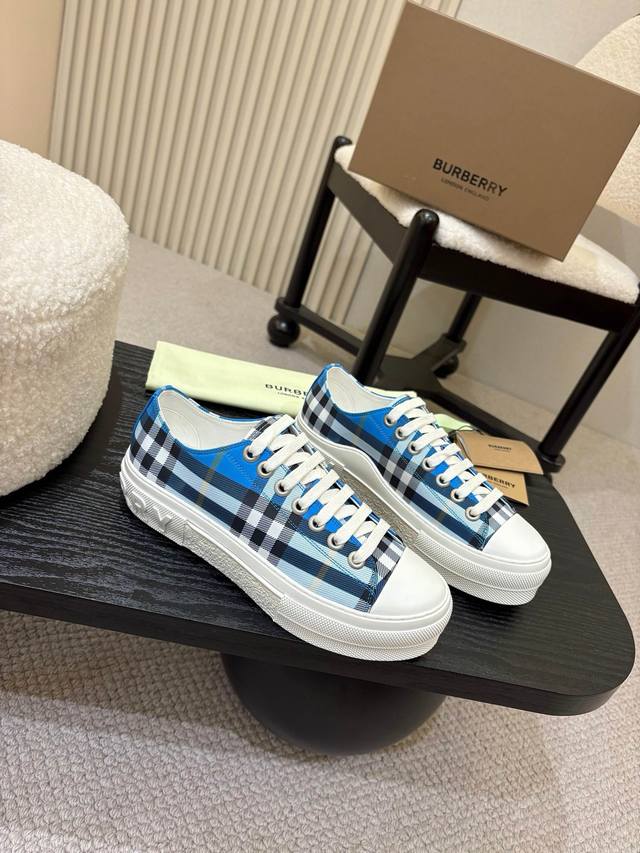 出 、Burberry巴宝莉2025爆款出炉，历经三年经典格子回归，百搭，装饰精纺 Burberry 格纹图案。搭配网眼内衬和格纹鞋带，橡胶鞋底饰有典藏 Bur