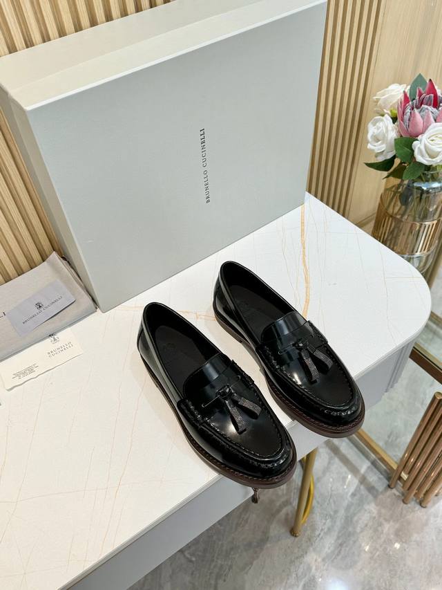 出 、Brunello Cucinelli，Bc Ss时尚乐福鞋出货一直视为男士专有的便士乐福鞋为精良材料和绚丽装饰柔化，造就出这款雅致女鞋。简约小牛皮的光面纹