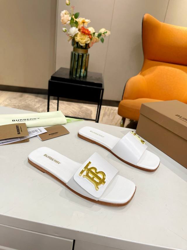 真皮底 ，橡胶底P290、Burberry巴宝莉夏季重磅推出新款拖鞋，采用优质混种羊皮打造。侧面亮眼点缀镀金 Thomas Burberry 专属标识设计，跟高