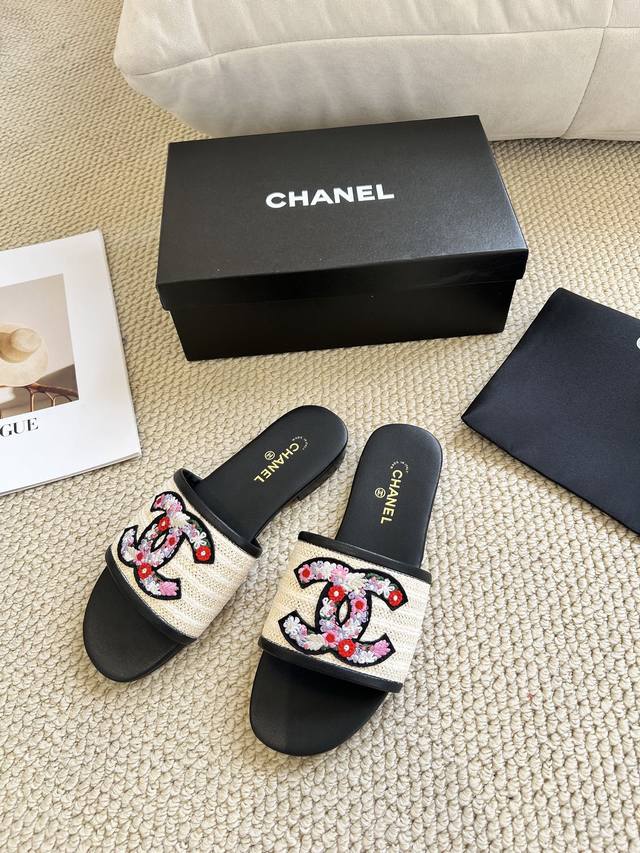 Chanel，香奈儿2025新款拖鞋 鞋面采用立体电绣工艺，上脚舒适柔软透气，复天必备35-43码，橡胶底 ，皮底190