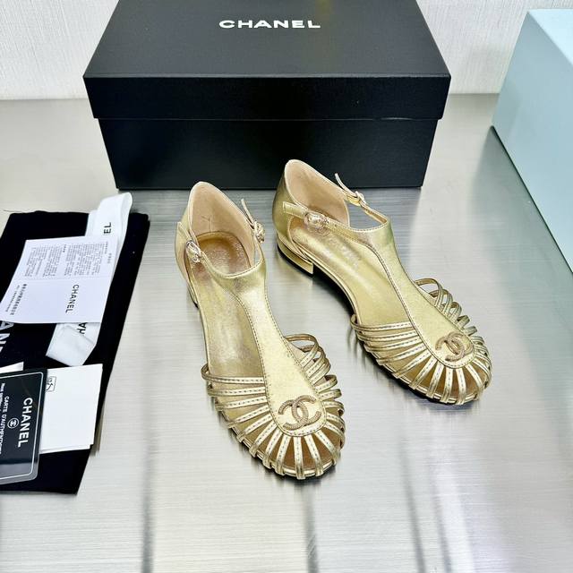 出 Chanel香奈儿24P镂空罗马平底凉鞋 ______________________________________ 鞋面：进口混种羊皮 内里 垫脚：羊皮