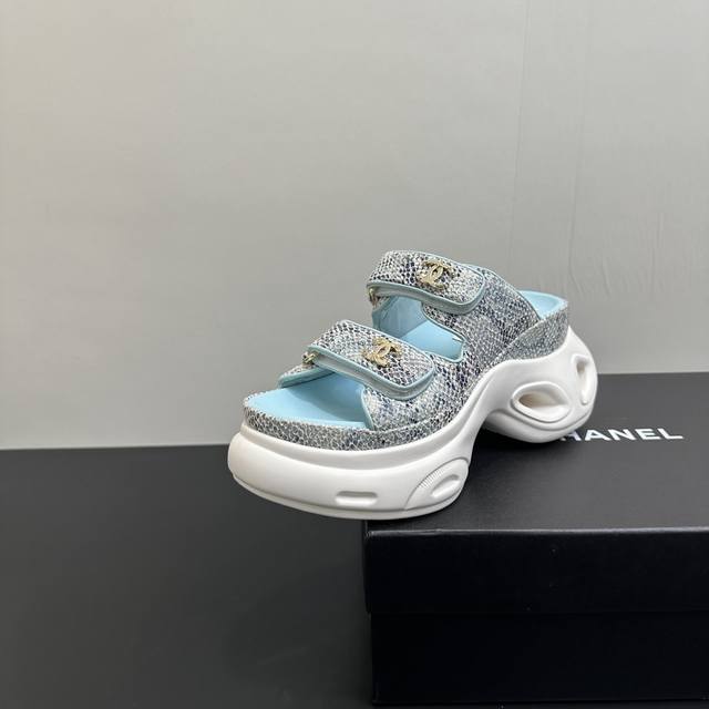 Chanel｜香奈儿小香经典春夏新品 双C厚水台厚底松糕底蛇纹拖鞋 这一季的春款真的太爱了！ 网纱若隐若现 性感又不失甜美~