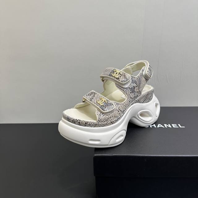 Chanel｜香奈儿小香经典春夏新品 双C厚水台厚底松糕底蛇纹凉鞋 这一季的春款真的太爱了！ 网纱若隐若现 性感又不失甜美~