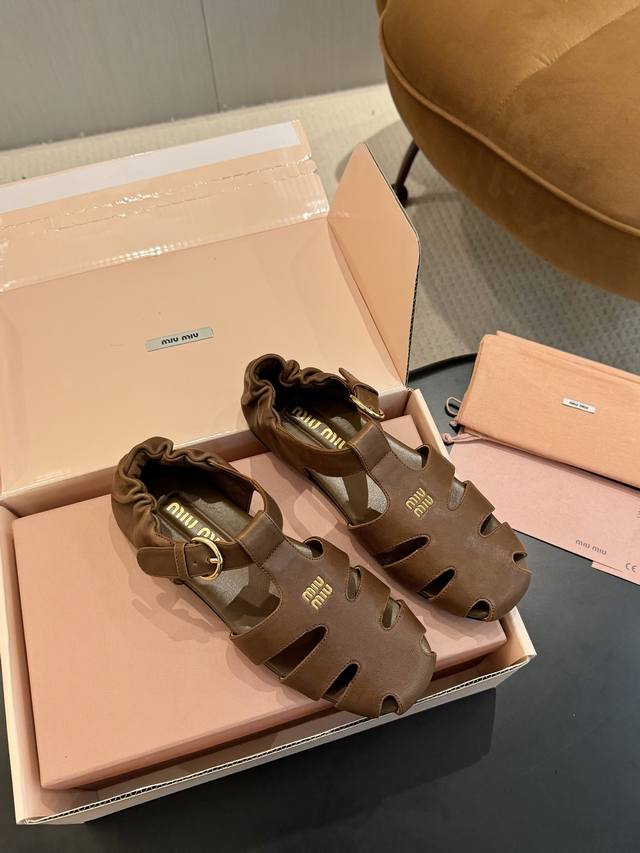 飞机盒独家顶级代购版本 Miu Miu 25Ss 春夏走秀款罗马凉鞋猪笼鞋 超多明星网红种草 复古时髦前 八爪鱼凉鞋 品牌Logo标志性金属标搭配每一个设计元素