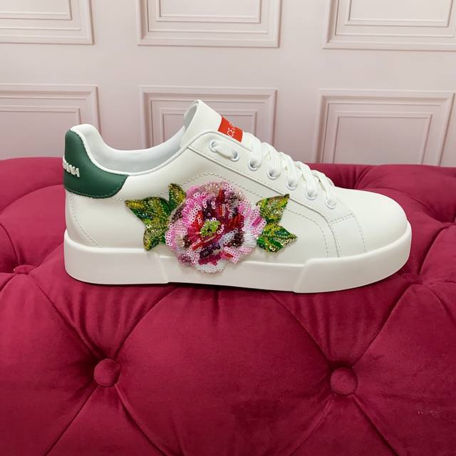 女 ，男 。定做 高端版本 高质量 品牌大底Dolce & Gabbana 2025新款 顶级版本 高端质量 独家精工定制上市 品牌字母工艺点缀绝美奢华闪耀 精