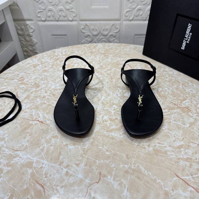 Ysl.顶级版本.高品质. 配置全套包装 2025新款 官网同步 1:1开模 Logo扣装饰平底凉鞋 鞋面：牛皮 内里：羊皮 跟高: 平底 大底：A级原版黑色真