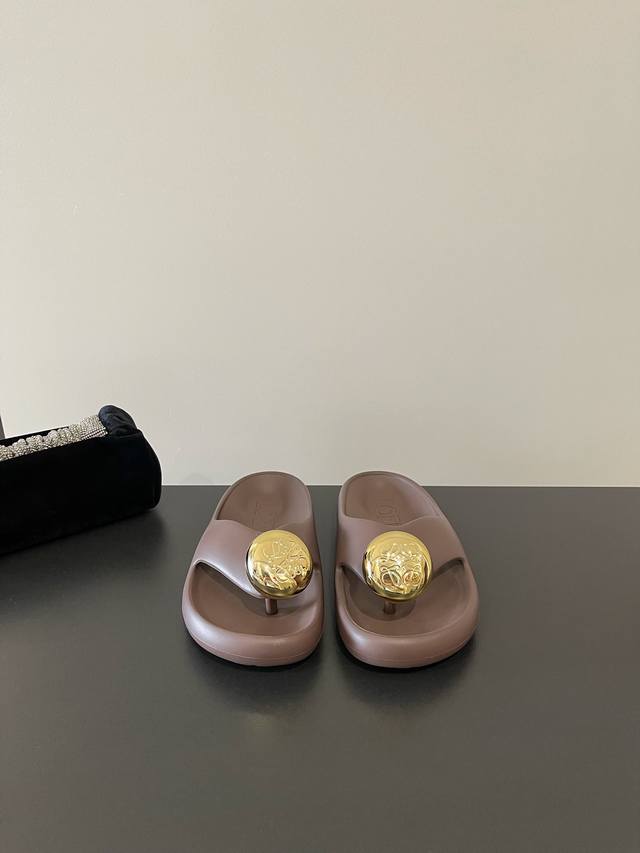 罗意威 Loewe 24S春夏新款 Ease 泡泡夹脚 沙滩鞋 凉拖鞋 原版购入开发做货 乳胶材质 舒适度极高，非常具有辨识度，美貌与实用并存舒适而不单调的拖鞋