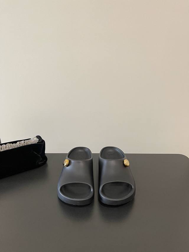 Loewe｜罗意威夏季Paulas限定时尚拖鞋 超轻拖鞋，超舒服，湿水，去沙滩穿超合适的， 颜值也很高，高度2Cm那样，夏季必备款 橡胶发泡一体成型！电镀五金扣