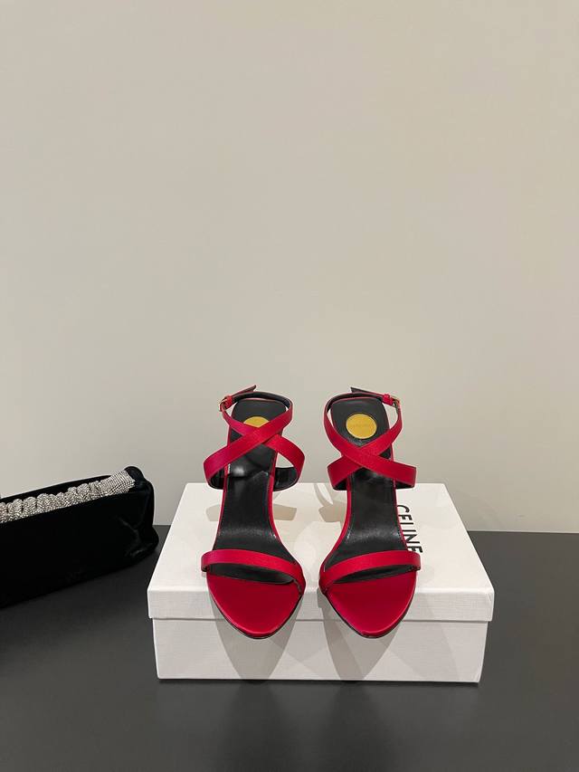 Ysl 圣罗兰最新坡跟一字带罗马高跟凉鞋 专柜同步上新 各大明星网红纷纷上脚 款式时髦百搭 简约又高级 把优雅做到极致 上脚女神范爆棚！ 鞋面：进口真丝面 内里