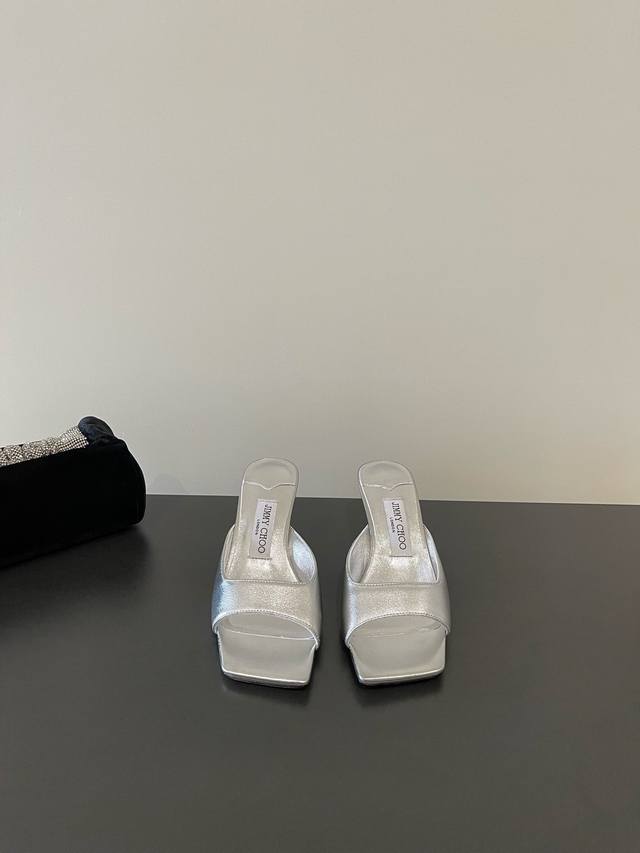 最高版本 Jimmy Choo 最高品质 最新鱼嘴小跟 半拖鞋单鞋 同步专柜 主打精致 舒适度休闲 甜美 无解风都轻松满足 Blingbling 迎面扑来高贵典