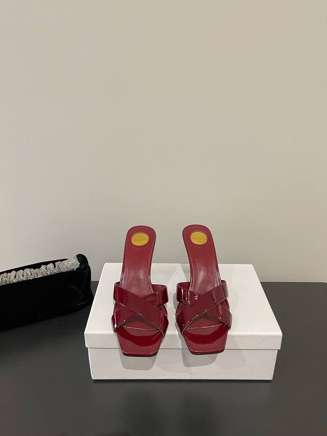 Ysl 圣罗兰最新真丝交叉 小跟凉鞋拖鞋 专柜同步上新 各大明星网红纷纷上脚 款式时髦百搭 简约又高级 把优雅做到极致 上脚女神范爆棚！ 鞋面：进口真丝面 内里