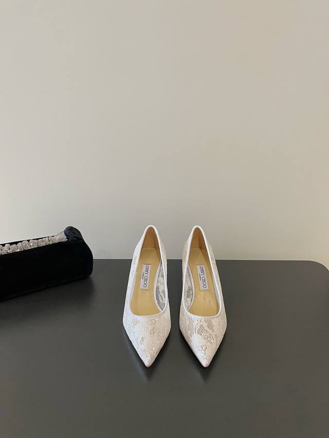 最高版本 Jimmy Choo 最高品质 最新蕾丝水晶单鞋 同步专柜 主打精致 舒适度休闲 甜美 无解风都轻松满足 Blingbling 迎面扑来高贵典雅的气息