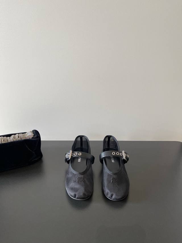 Miumiu 最新玛丽珍 网纱 皮带扣 走秀真皮凉鞋 各路博主着用全新一季做旧系列上脚尤为惊艳到你的一款闭眼入都是不会后悔 搭配还是可咸可甜 鞋面：定制进口网面