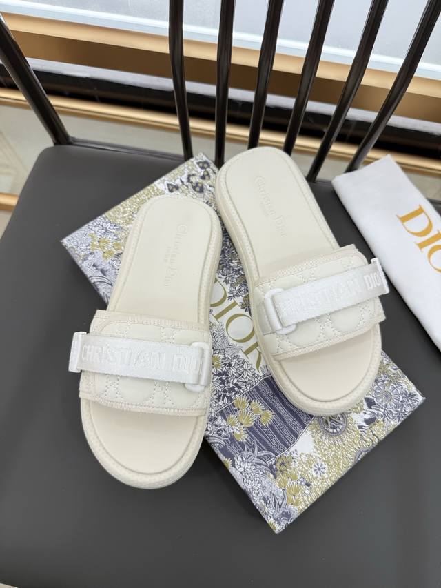 跑量价 皮带扣版 Size:36-41 单码单模+鞋带内里有码数和原版一致 Dior最新2025春季最新款厚底宽版拖鞋 1. 购入原版，鞋子鞋底鞋带模具1:1开