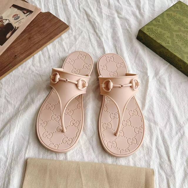 Size:35-41 Tpu版本 和原版一致有光泽 G爆款 沙滩人字拖金属扣果冻鞋 原版开模经典 鞋面：原版开模橡胶注塑一体成型 大底：双层组合大底 尺码：35