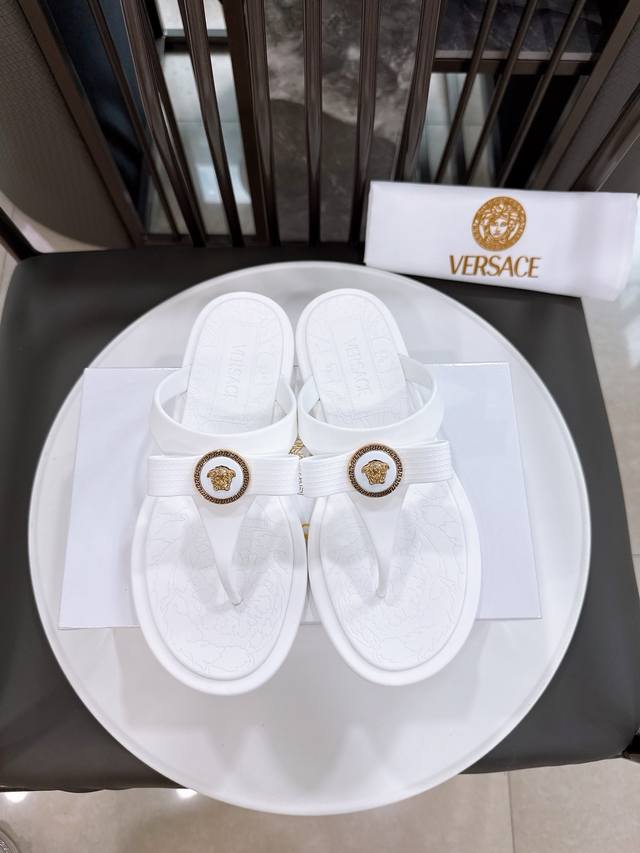 蝴蝶结款 Size:36-42 单码单模 独家Versace范思哲 夏季经典人字拖，专柜色，都是超级显白 材质：原版Tpu材质，不是Pvc 五金：原版开模具磨漆