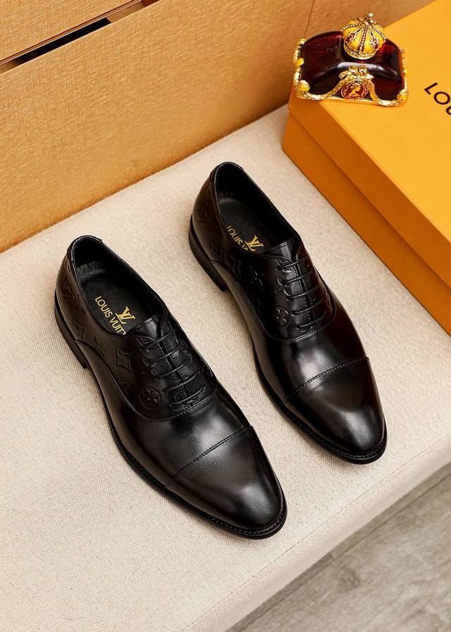 商品商标：Louis Vuitton 路易威登 商务皮鞋 正码码数: 39-44 38.45.46订制 商品材料：精选 进口头层小牛皮鞋面，进口头层牛皮内里。强