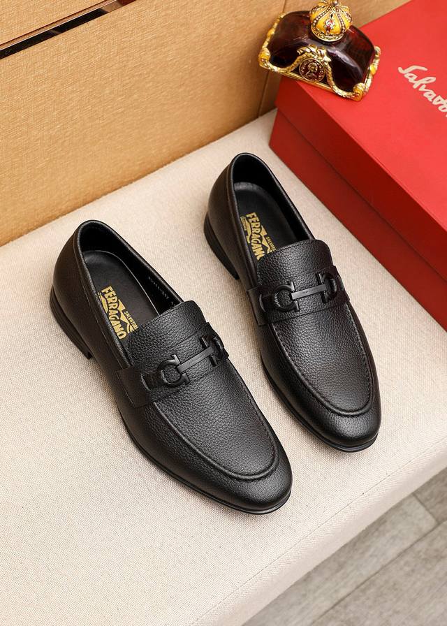 商品商标：Ferragamo 菲拉格慕 休闲皮鞋 正码码数: 39-44 38.45订制 商品材料：精选 进口头层荔枝纹牛皮鞋面+原版五金扣，进口水染牛皮内里。