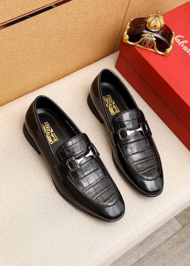商品商标：Ferragamo 菲拉格慕 休闲皮鞋 正码码数: 39-44 38.45订制 商品材料：精选 进口头层开边珠牛皮压花鞋面+原版五金扣，进口水染牛皮内