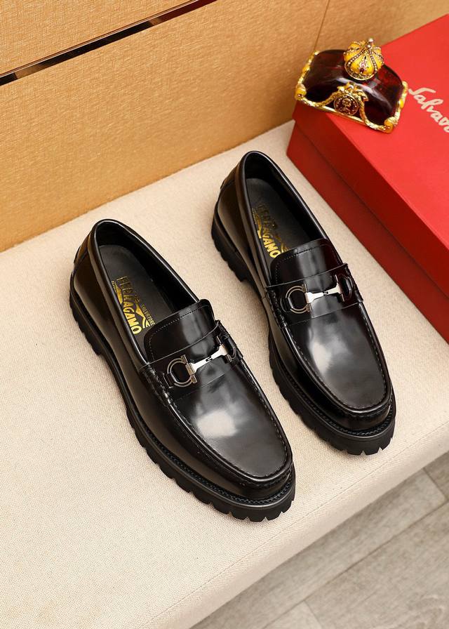 商品商标：Ferragamo 菲拉格慕 休闲皮鞋 正码码数: 39-44 38.45订制 商品材料：精选 进口头层开边珠牛皮鞋面+奢华五金扣，进口水染牛皮内里。