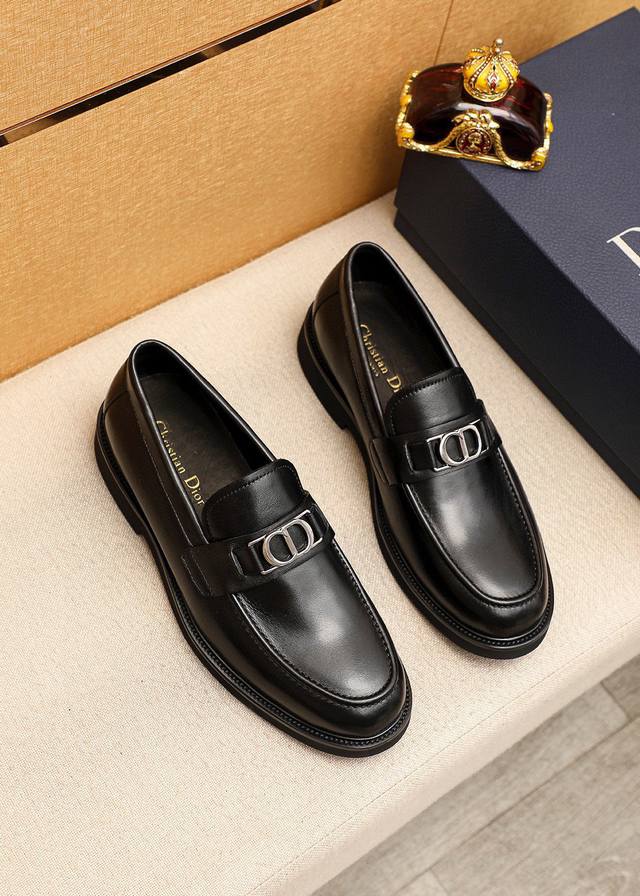 商品商标：Dior 迪奥 休闲皮鞋 正码码数: 39-44 38.45订做 商品材料：精选 意大利进口头层小牛皮鞋面+经典五金扣，进口水染牛皮内里。强烈立体视觉