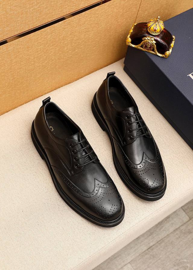 商品商标：Dior 迪奥 商务皮鞋 正码码数: 39-44 38.45订做 商品材料：精选 意大利进口头层小牛皮鞋面，进口水染牛皮内里。强烈立体视觉效果，原版大