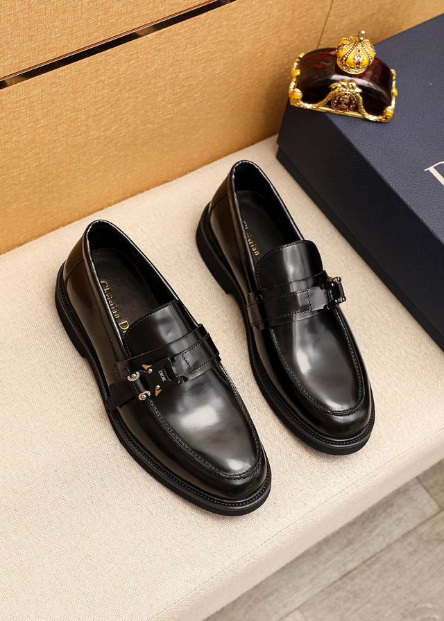 商品商标：Dior 迪奥 休闲皮鞋 正码码数: 39-44 38.45订做 商品材料：精选 意大利进口头层开边珠牛皮鞋面+经典五金扣，进口水染牛皮内里。强烈立体