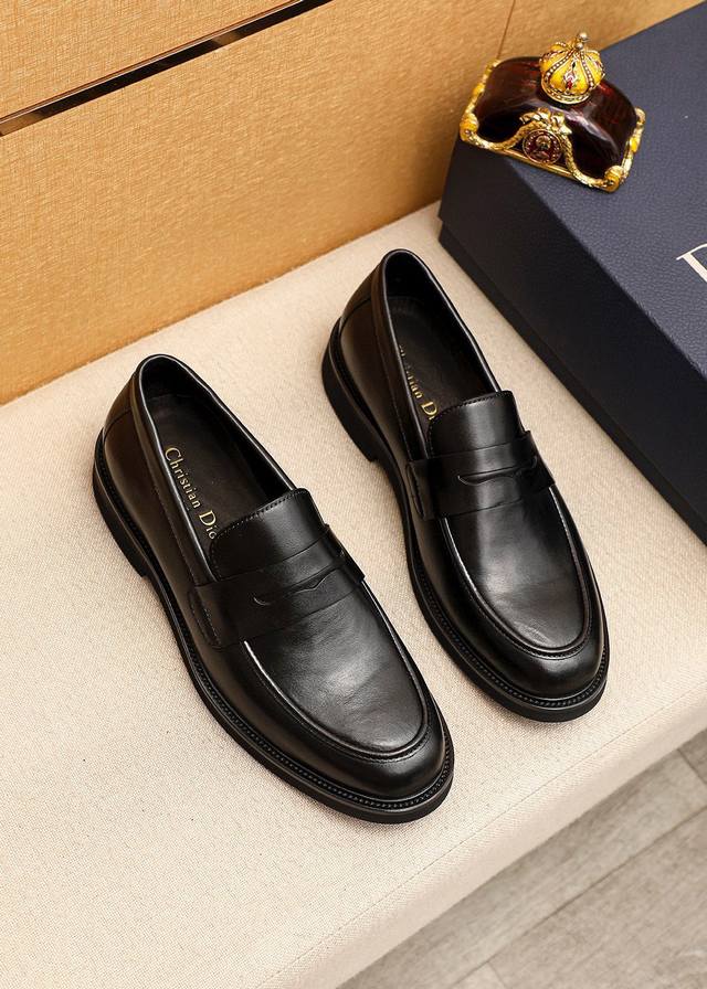 商品商标：Dior 迪奥 休闲皮鞋 正码码数: 39-44 38.45订做 商品材料：精选 意大利进口头层小牛皮鞋面，进口水染牛皮内里。强烈立体视觉效果，原版大