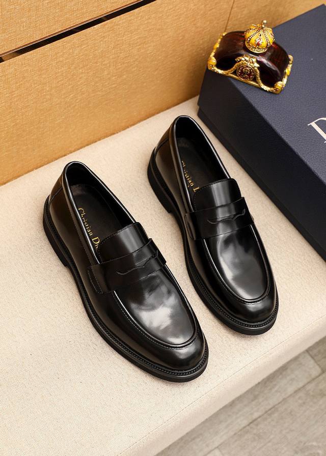 商品商标：Dior 迪奥 休闲皮鞋 正码码数: 39-44 38.45订做 商品材料：精选 意大利进口头层开边珠牛皮鞋面，进口水染牛皮内里。强烈立体视觉效果，原