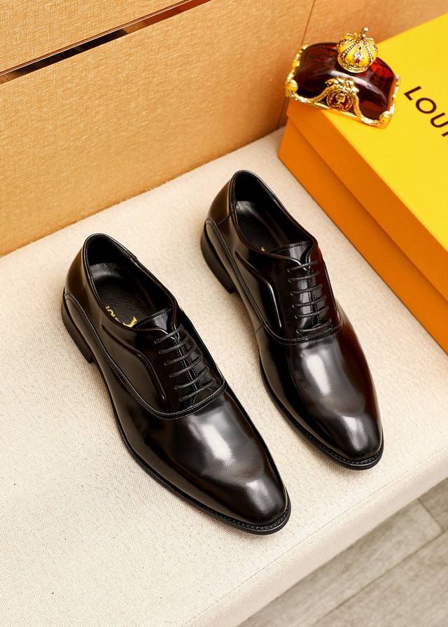 商品商标：Louis Vuitton 路易威登 商务皮鞋 正码码数: 39-44 38.45.46订制 商品材料：精选 进口头层开边珠牛皮鞋面，进口头层牛皮内里