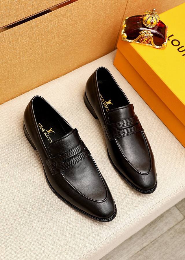 商品商标：Louis Vuitton 路易威登 休闲皮鞋 正码码数: 39-44 38.45.46订制 商品材料：精选 进口头层小牛皮鞋面，进口头层牛皮内里。强