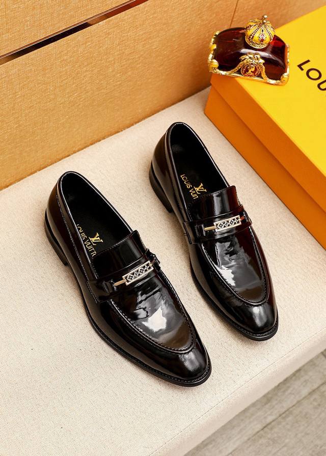 商品商标：Louis Vuitton 路易威登 休闲皮鞋 正码码数: 39-44 38.45.46订制 商品材料：精选 进口头层开边珠牛皮鞋面+奢华五金扣，进口