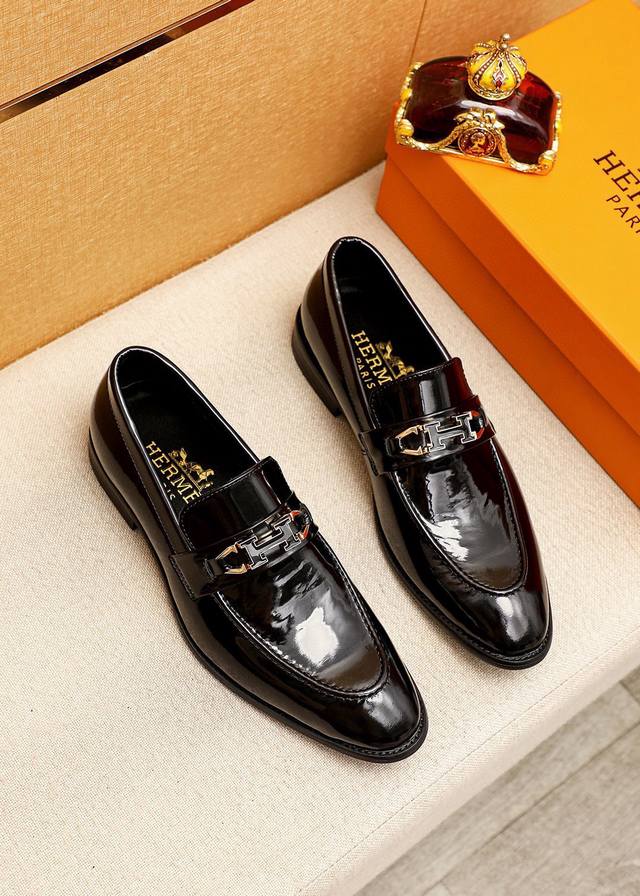 商品商标：Hermes 爱马仕 休闲皮鞋 正码码数: 39-44 38.45.46订制 商品材料：精选 进口头层开边珠牛皮鞋面+经典五金扣，进口水染牛皮内里。强