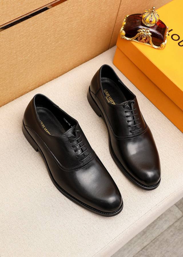 商品商标：Louis Vuitton 路易威登 商务皮鞋 正码码数: 39-44 38.45订制 商品材料：精选 进口头层小牛皮鞋面，进口头层牛皮内里。强烈立体