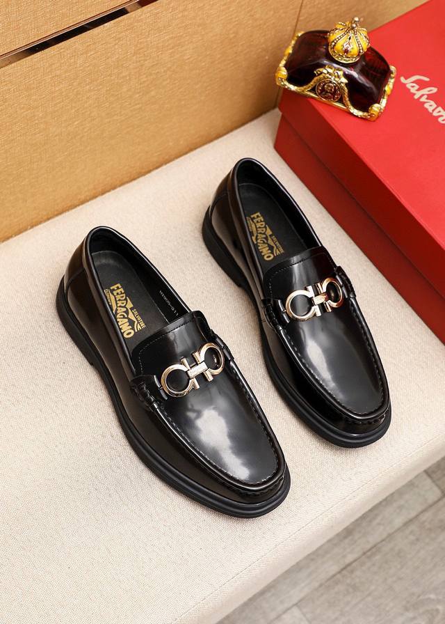商品商标：Ferragamo 菲拉格慕 休闲皮鞋 正码码数: 38-44 45订制 商品材料：精选 进口头层开边珠牛皮鞋面+奢华五金扣，进口水染牛皮内里。强烈立