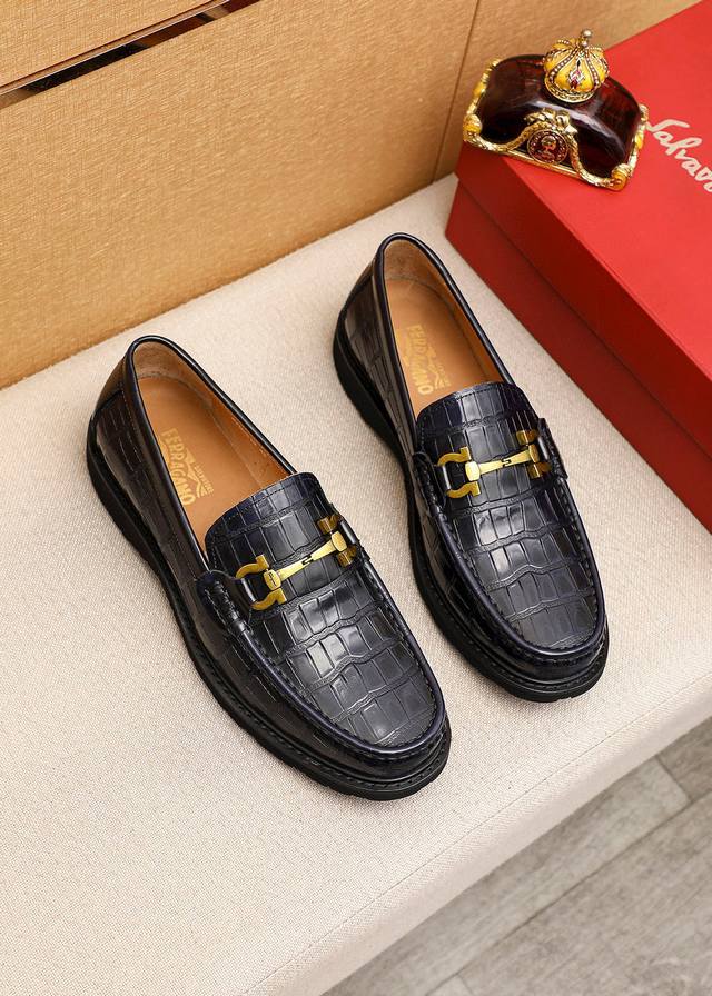 商品商标：Ferragamo 菲拉格慕 休闲皮鞋 正码码数: 39-44 45.订制 商品材料：精选 进口头层小牛皮压花鞋面+奢华五金扣，进口水染牛皮内里。强烈