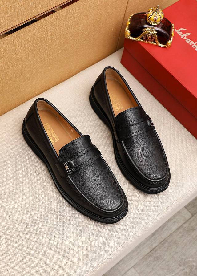 商品商标：Ferragamo 菲拉格慕 休闲皮鞋 正码码数: 39-44 45.订制 商品材料：精选 进口头层荔枝纹牛皮鞋面+经典五金扣，进口水染牛皮内里。强烈