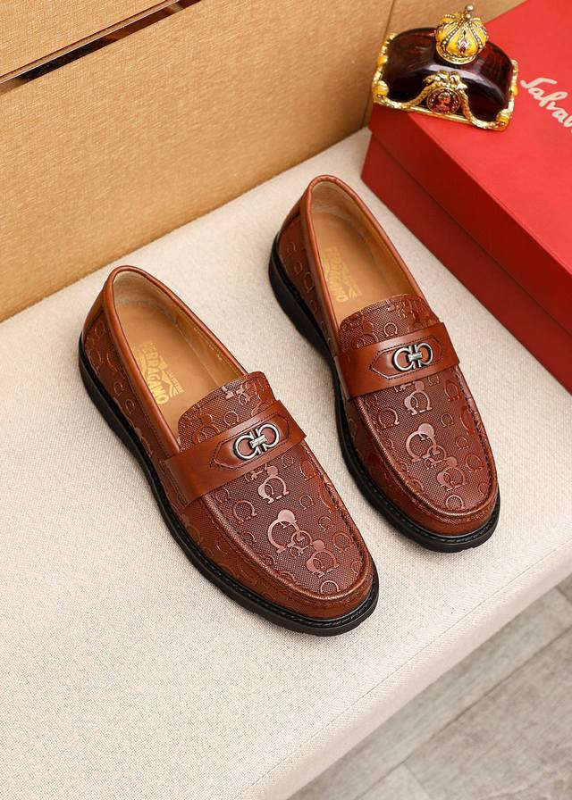 商品商标：Ferragamo 菲拉格慕 休闲皮鞋 正码码数: 39-44 45.订制 商品材料：精选 进口头层小牛皮鞋面+经典五金扣，进口水染牛皮内里。强烈立体